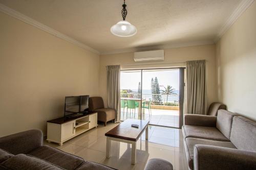 乌旺戈海滩Saints View Resort Unit 19的带沙发和电视的客厅