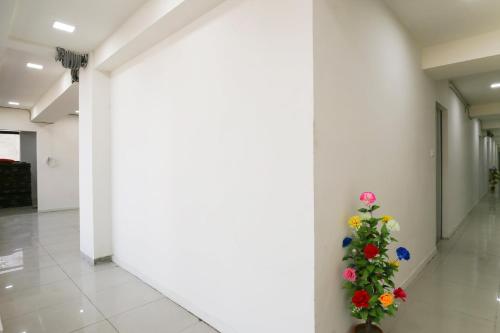 巴罗达OYO Hotel Shiv Kunj的走廊墙上花卉植物