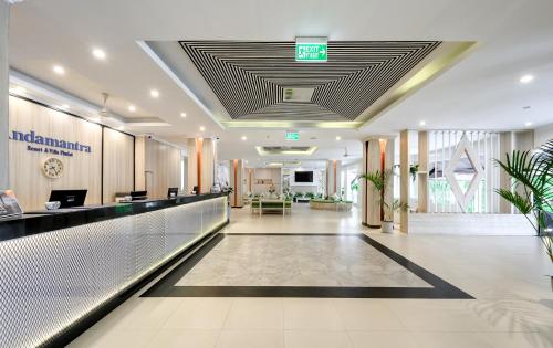芭东海滩Andamantra Resort and Villa Phuket - SHA Extra Plus的医院的大厅,有接待台