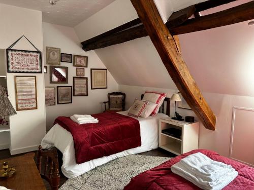 Le ViganLe Vallonnet Gîte classé 5 étoiles的阁楼上的卧室配有两张床