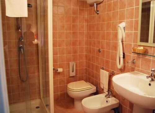 伊索拉迪卡波里祖托Borghetto Beach Club Resort的带淋浴、卫生间和盥洗盆的浴室