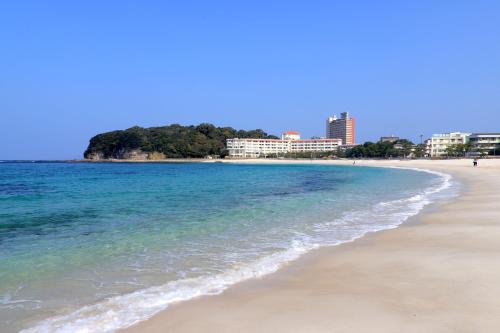 白滨白良庄大酒店的海滩上拥有建筑背景