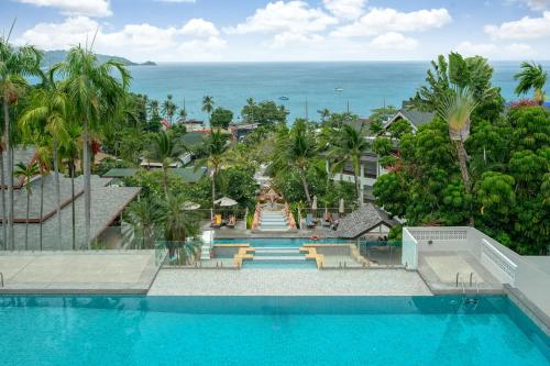 芭东海滩Andamantra Resort and Villa Phuket - SHA Extra Plus的享有度假村游泳池的空中景致