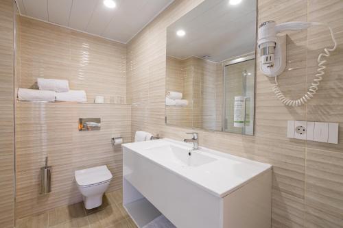 圣安东尼奥格兰索尔酒店的浴室配有白色水槽和卫生间。