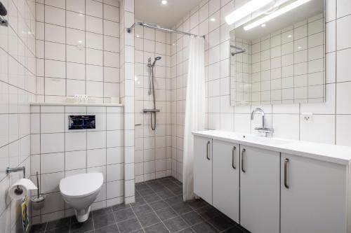 西西缪特HOTEL SØMA Sisimiut的白色的浴室设有卫生间和水槽。