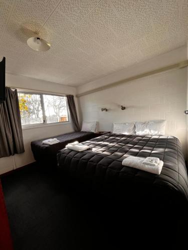 SansonBrooklyne Motel Sanson的一间卧室配有一张床和一张沙发