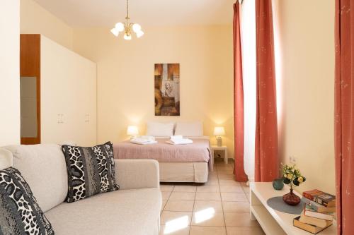 罗希姆诺卡特里娜公寓的客厅配有床和沙发