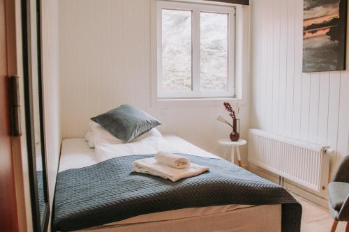 RøværRøvær KulturHotell的小卧室配有一张带毛巾的床