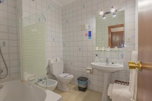 科尼尔-德拉弗龙特拉Hotel Tres Jotas Conil的浴室配有卫生间、盥洗盆和淋浴。