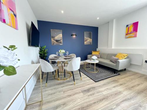 诺里奇Luxury Norwich City Centre Apartment - Free Parking的客厅配有桌子和沙发