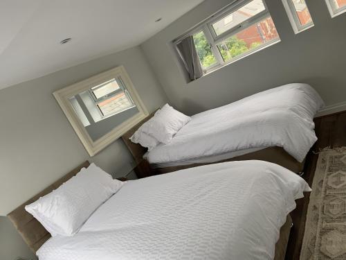Adanhouse-stockland spacious 5 bedroom house sleeps 12 private garden客房内的一张或多张床位