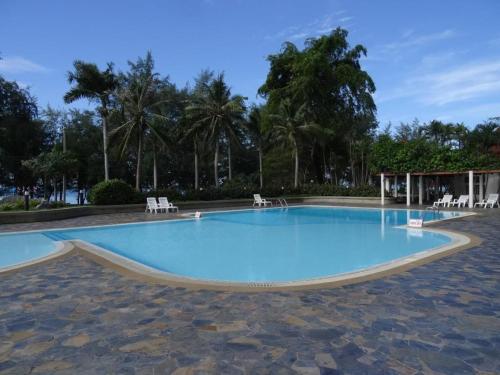 班佩罗勇VIP公寓的一座位于树木林立的度假村内的游泳池