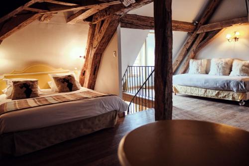 索略德拉图尔奧克索瓦酒店的一间卧室配有两张床和一张桌子。