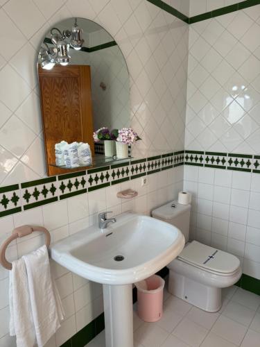 奥尔希瓦米拉索尔酒店的一间带水槽、卫生间和镜子的浴室