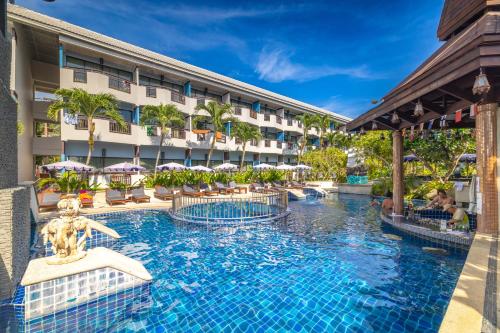 芭东海滩Karon Island Boat Boutique Hotel的度假村的游泳池
