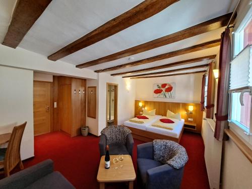 拜尔施泰因Winzerschenke的酒店客房带一张床、一张桌子和椅子