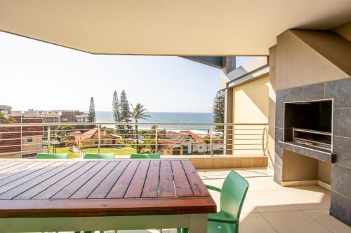 乌旺戈海滩Saints View Resort Unit 20的海景阳台上的桌椅