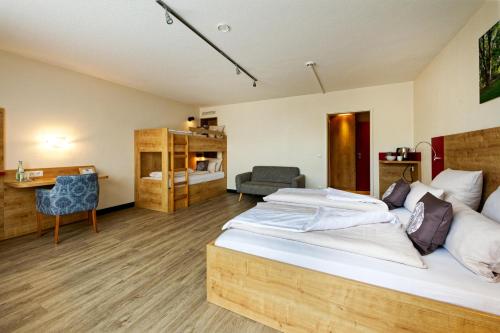 诺德霍恩INSIDE Hotel Nordhorn的酒店客房配有两张床和一张书桌