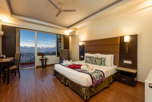 戴尔豪斯格兰德威酒店的一间卧室设有一张大床和大窗户
