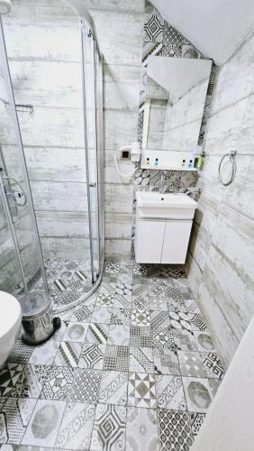 博兹贾阿达岛Ada Kalimera Bozcaada的带淋浴、盥洗盆和卫生间的浴室