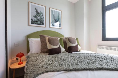 奥平顿Palm Tree House - Sahara的一间卧室配有一张带绿色床头板的床
