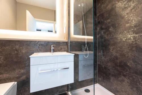奥平顿Palm Tree House - Sahara的浴室配有白色水槽和淋浴。
