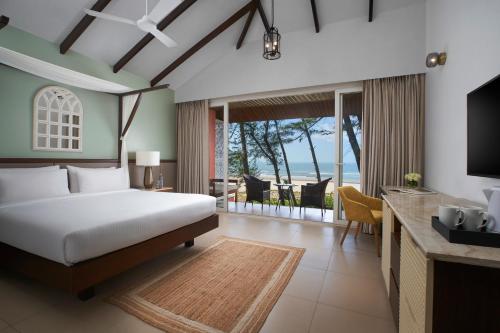 曼德姆Mandrem Beach Resort, a member of Radisson Individuals Retreat的一间卧室配有一张床,享有海景