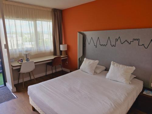 卡尔卡松Kyriad Carcassonne - Aéroport的配有一张床和一张书桌的酒店客房