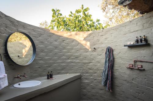克拉塞利尔自然保护区徒步非洲山林小屋的一间带水槽和砖墙的浴室