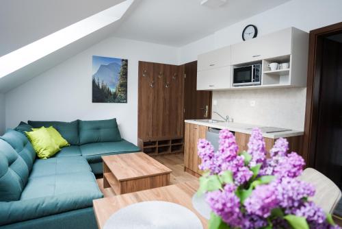 贝谢诺瓦Apartmány Banff的客厅配有沙发和桌子