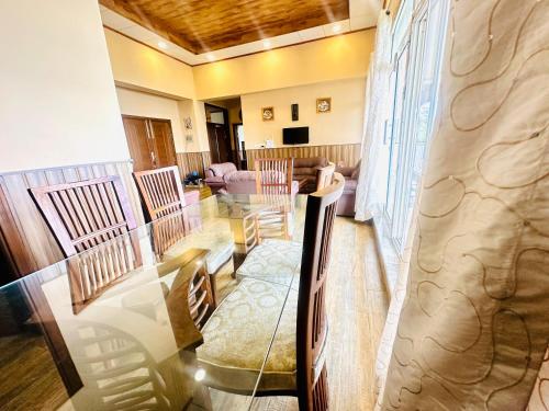 Nathia GaliPanorama Luxury House的客厅配有玻璃桌和椅子