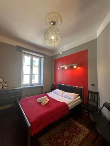 华沙Chmielna Guest House的一间卧室配有一张红色墙壁的床