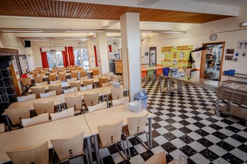 莱斯河畔的汉恩Gîte Kaleo Han-Sur-Lesse的教室里配有桌椅