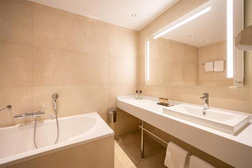 霍夫多普史基浦A4凡德瓦克酒店的带浴缸、水槽和镜子的浴室