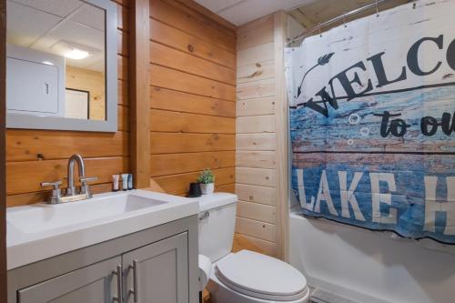 Fife Lake1BR Fife Lake Haven with Fire Pit & Hot Tub的浴室设有卫生间、水槽和标志