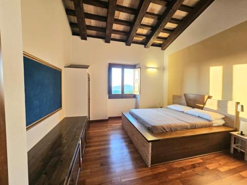 CarunchioCasolare Abruzzese : natura, incanto e mindfulness的一间卧室设有一张床和一个大窗户