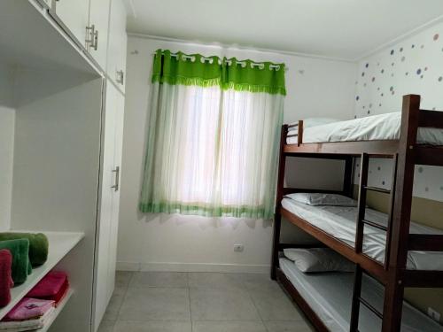 圣保罗Encontro Open House的一间卧室设有双层床和窗户。