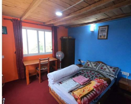 图利凯尔Namaste Home Stay的一间卧室配有一张床、一张书桌和一个窗户。