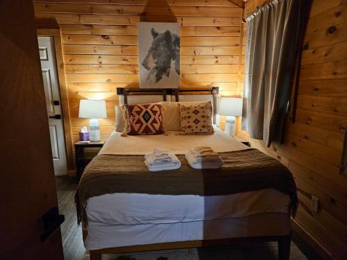 索蒂纳科奇Sylvan Valley Lodge and Cellars的一间卧室配有一张床,上面有两条毛巾