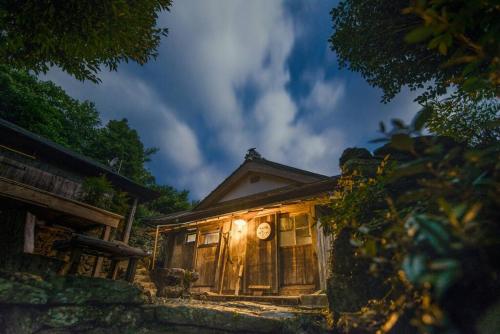 Otoyocho米奇素纪山居度假屋的前面有灯的小房子