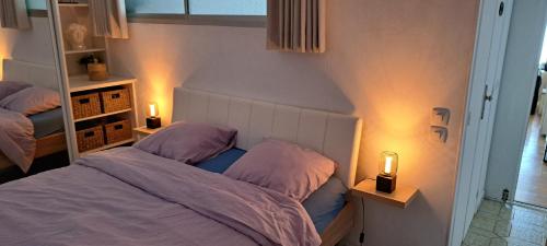 泰晤勒·苏尔·梅尔La Toquade的一间卧室配有一张带两个灯的床