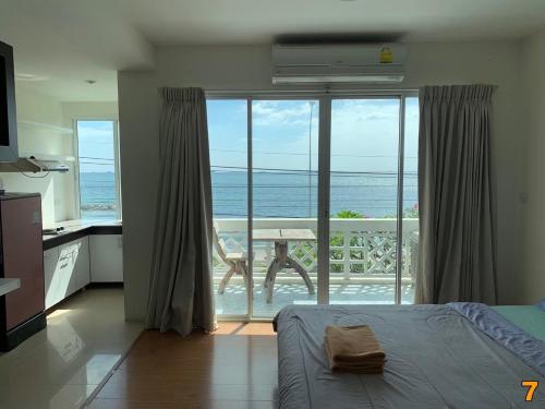 罗勇Banchaitalay Room的一间卧室配有一张床,享有海景