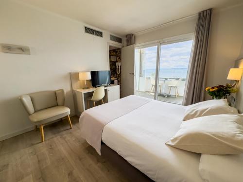罗萨斯Hotel Marina的酒店的客房 - 带一张床、椅子和窗户