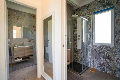 特罗佩阿Alle Preziose Dimore的带淋浴、盥洗盆和镜子的浴室