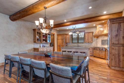 OakleyTrail Creek Canyon Ranch 1055 by Moose Management的一个带木桌和椅子的大厨房