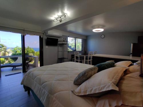 CrosbiesLaBellevue Benjamin's Holiday Rental Home﻿的一间卧室配有一张带枕头的大床