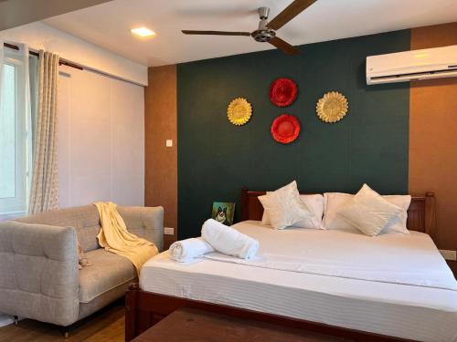 蒙巴萨SPACIOUS STUDIO IN NYALI with AC opposite voyager resort RITZ APARTMENT的一间卧室配有一张大床和一张沙发