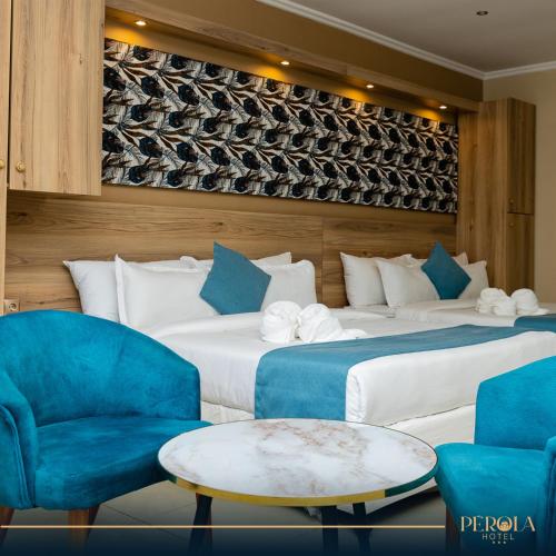 马普托PEROLA HOTEl的酒店客房带两张床和一个酒窖