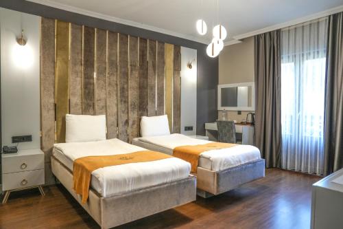 埃利特温泉Vital Thermal Hotel & SPA的一间酒店客房,设有两张床和电视