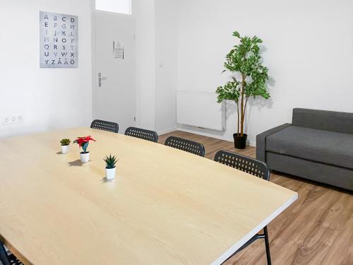 Deutsch-Wagramfeworld living - Deutsch Wagram bei Wien的一间会议室,配有木桌和椅子